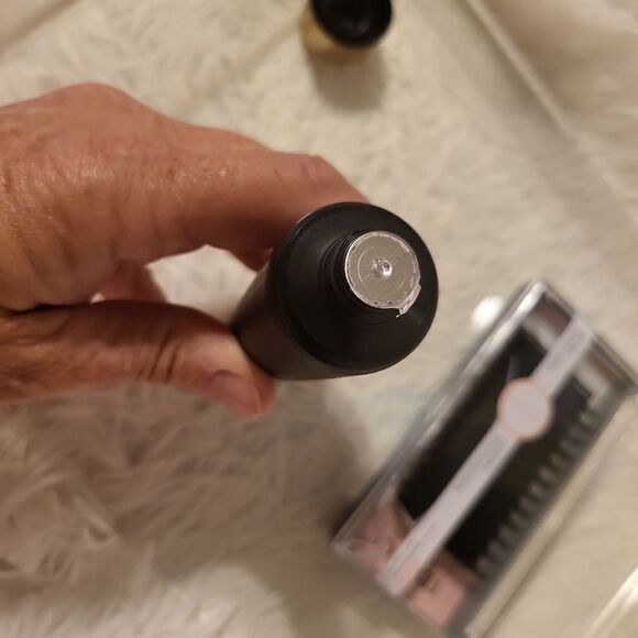 A bundle of miscellaneous luxury beauty products!! - Picture 11 of 12